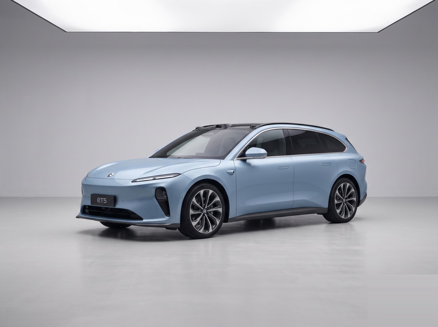 NIO ET5 Touring ve světle modré barvě